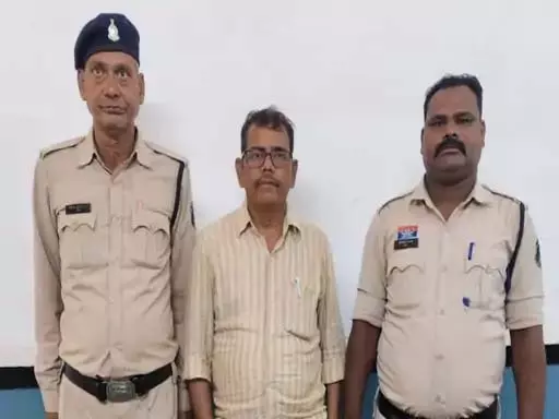 छत्तीसगढ़: छात्राओं से छेड़छाड़ कर 3 महीने से फरार शिक्षक को पुलिस ने दबोचा