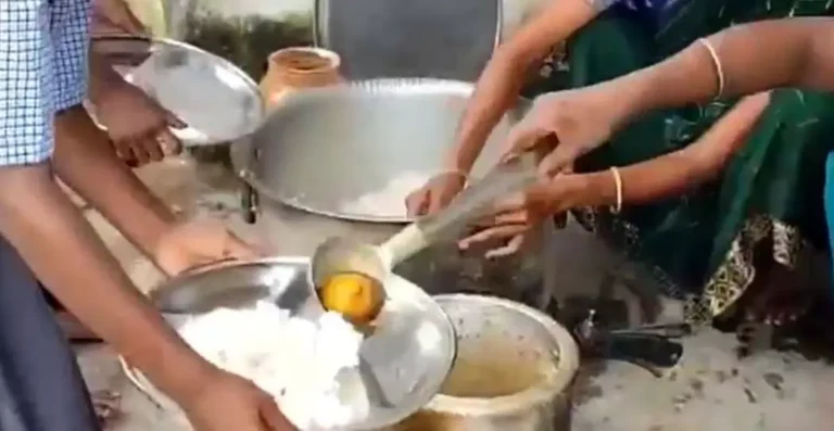 बलरामपुर: सावन में स्कूल में बच्चों को परोसा गया अंडा, मचा बवाल : Balrampur school egg controversy
