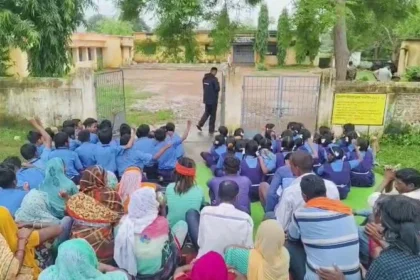 बालोद: शिक्षक की मांग को लेकर छात्रों का धरना प्रदर्शन