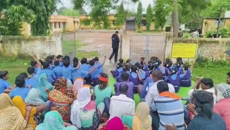 बालोद: शिक्षक की मांग को लेकर छात्रों का धरना प्रदर्शन