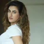 नरेंद्र मोदी की तस्वीरों वाला हार पहनने वाली मॉडल का हंगामा, निर्देशक को मारी चप्पल