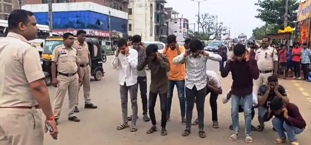 बिलासपुर में सड़क पर बर्थडे पार्टी, 10 युवक गिरफ्तार