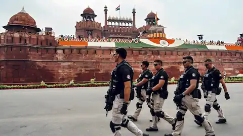 लाल किले की सुरक्षा में लापरवाही, नकली बम नहीं खोज सके पुलिसकर्मी – 7 सस्पेंड