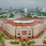 संसद भवन परिसर में घुसा शख्स, मची अफरा-तफरी