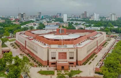 संसद भवन परिसर में घुसा शख्स, मची अफरा-तफरी