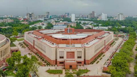 संसद भवन परिसर में घुसा शख्स, मची अफरा-तफरी