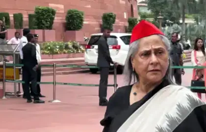 जया बच्चन ने सेल्फी लेने वाले फैन को धक्का देकर लगाई फटकार, वीडियो वायरल