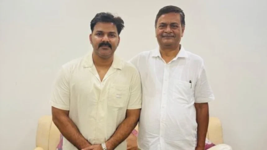 पवन सिंह ने दिल्ली में की आरके सिंह से मुलाकात, क्या करेंगे राजनीति में एंट्री?: Pawan Singh RK Singh Meeting