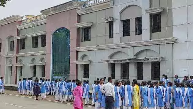 girls-protest-school-merging-gariaband