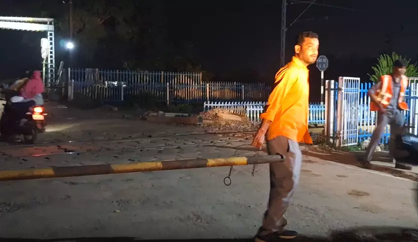 Tractor driver damages railway gate Durg