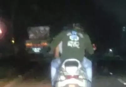 kanker-couple-romance-on-scooter-video-viral