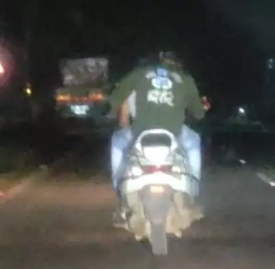 kanker-couple-romance-on-scooter-video-viral