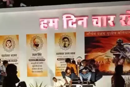 kawardha-youths-climb-on-shaheed-smarak-video-viral-controversy