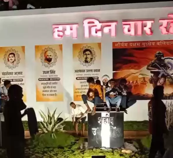kawardha-youths-climb-on-shaheed-smarak-video-viral-controversy