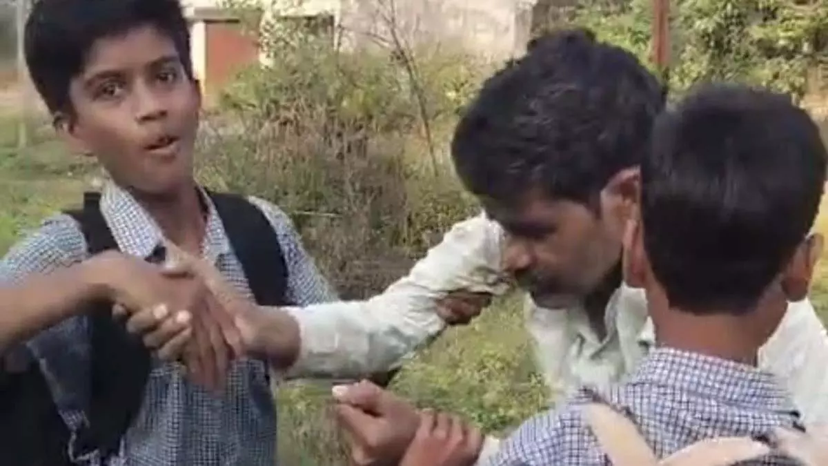 https://news4u36.in/drunk-teacher-video-viral-in-bilaspur-students-tried-to-help/