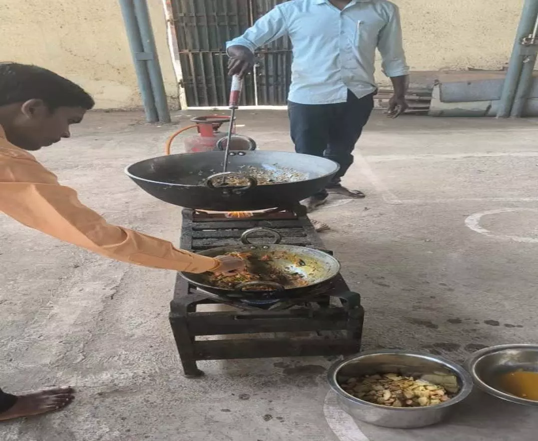 https://news4u36.in/balod-mandi-secretary-chicken-party-promotion-celebration/