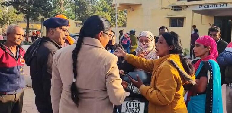 https://news4u36.in/woman-angry-over-scooty-seizure-during-vehicle-checking-surajpur-video/