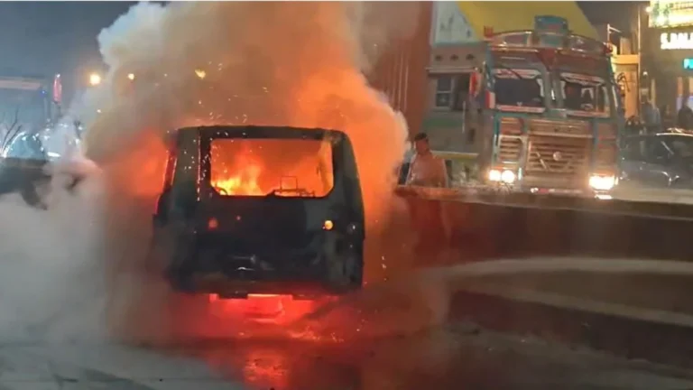 https://news4u36.in/raipur-ring-road-moving-car-fire-6-passengers-safe/