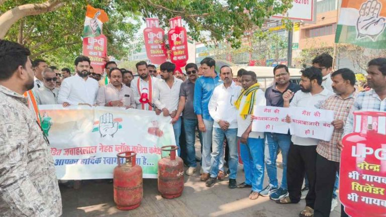 रायपुर में ‘सिलेंडर विसर्जन’! महंगाई के खिलाफ सड़क पर उतरी कांग्रेस