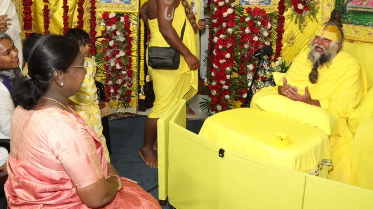 राष्ट्रपति द्रौपदी मुर्मू ने वृंदावन में संत प्रेमानंद महाराज से की भेंट, आश्रम में गूंजा भक्ति का माहौल