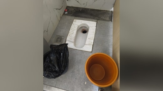 किशोरी ने बच्चे को शौचालय में दिया जन्म, गला काट कूड़ेदान में फेंका