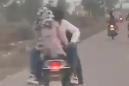 बिलासपुर: दोस्त चला रहा स्कूटी, कपल करता रहा रोमांस, VIDEO वायरल