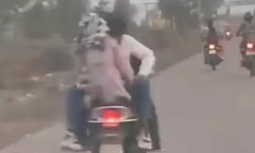 बिलासपुर: दोस्त चला रहा स्कूटी, कपल करता रहा रोमांस, VIDEO वायरल