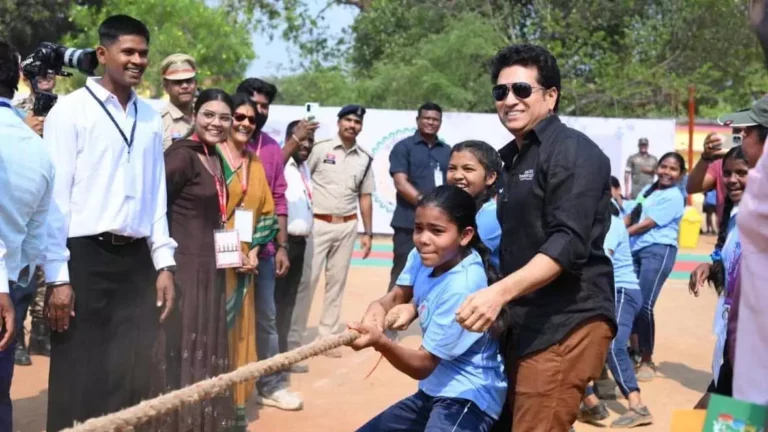 दंतेवाड़ा में सचिन तेंदुलकर की एंट्री, बच्चों संग खेला क्रिकेट – CM साय बोले ‘बदलते बस्तर की तस्वीर