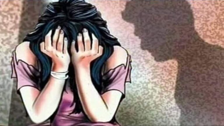 दुर्ग: पड़ोसियों का कहर! घर में घुसकर मां-बेटी पर हमला, जहर पिलाने की कोशिश