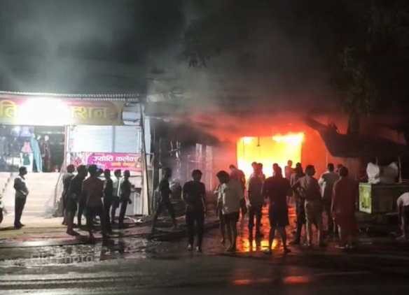 बलौदाबाजार में आग का तांडव! ऑटो पार्ट्स दुकान जलकर खाक, नकदी समेत 15 लाख का नुकसान
