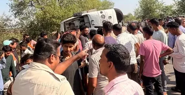 जांजगीर में बस पलटी, 50 यात्री घायल — 4 की हालत गंभीर : Janjgir Bus Accident