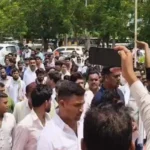 आरंग में हाई वोल्टेज ड्रामा, मारपीट के आरोप पर सड़क पर उतरा सतनामी समाज