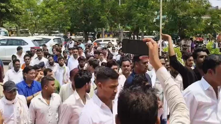 आरंग में हाई वोल्टेज ड्रामा, मारपीट के आरोप पर सड़क पर उतरा सतनामी समाज