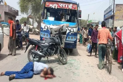 सड़क पर बिखरे बाइक के टुकड़े, बस हादसे में एडिशनल एसपी के चाचा की मौत