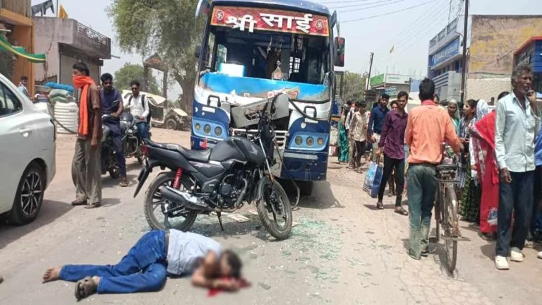 सड़क पर बिखरे बाइक के टुकड़े, बस हादसे में एडिशनल एसपी के चाचा की मौत