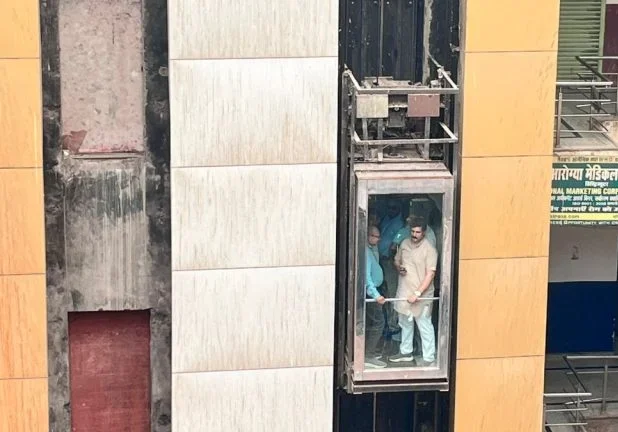 रायपुर में लिफ्ट का आतंक! भाजपा नेता समेत 7 लोग अंदर फंसे, मचा हड़कंप