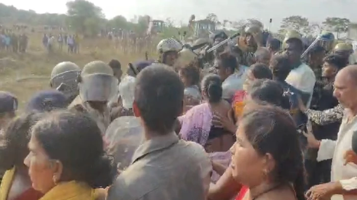मन्दिर हसौद: नकटी में भारी तनाव, ग्रामीणों के विरोध के बीच चला बुलडोजर अभियान