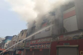 रायपुर में आग का तांडव! ऑटोमोबाइल शॉप से उठीं ऊंची लपटें, मचा हड़कंप