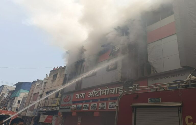 रायपुर में आग का तांडव! ऑटोमोबाइल शॉप से उठीं ऊंची लपटें, मचा हड़कंप