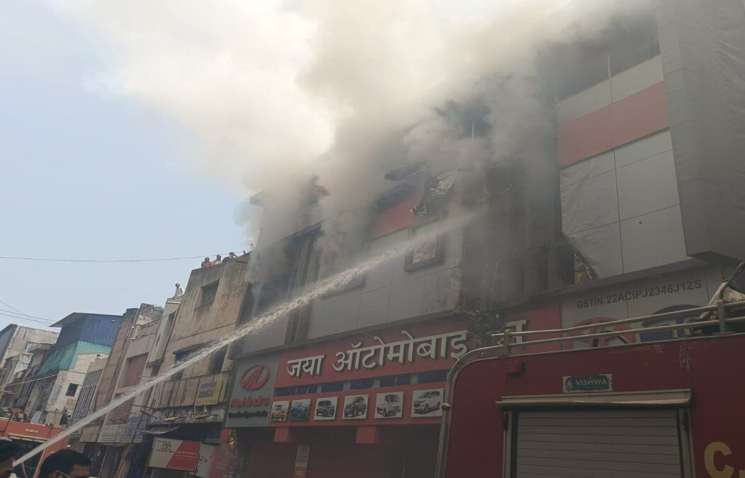 रायपुर में आग का तांडव! ऑटोमोबाइल शॉप से उठीं ऊंची लपटें, मचा हड़कंप