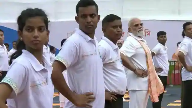 PM मोदी का योग मंत्र वायरल! कोलकाता से दुनिया को दिया बड़ा संदेश