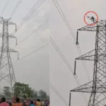 छत्तीसगढ: 'दोनों पत्नियां चाहिए'… जिद में हाईटेंशन टावर पर चढ़ा युवक, पुलिस के छूटे पसीने