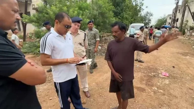 कवर्धा: अटल आवास में पुलिस की रेड! भागने लगे संदिग्ध, मचा हड़कंप!: Atal Awas Raid Kavardha