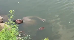 छत्तीसगढ़: OMG! तालाब में तैर रही थी 'लाश', पुलिस ने छुआ तो अचानक उठ बैठा युवक