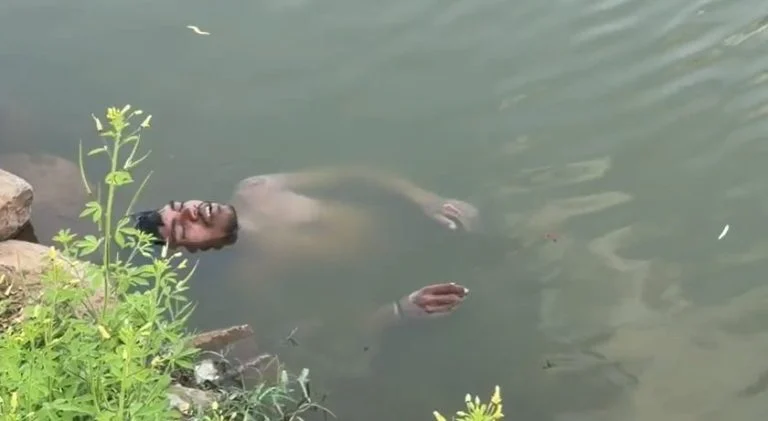 छत्तीसगढ़: OMG! तालाब में तैर रही थी 'लाश', पुलिस ने छुआ तो अचानक उठ बैठा युवक