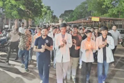 रायपुर में डॉक्टर सड़कों पर, स्टाइपेंड बढ़ाने और आउटसोर्सिंग रोकने की मांग तेज