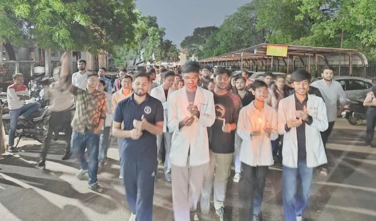 रायपुर में डॉक्टर सड़कों पर, स्टाइपेंड बढ़ाने और आउटसोर्सिंग रोकने की मांग तेज
