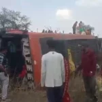 कवर्धा: बस पलटते ही मच गई चीख-पुकार, खिड़कियों के रास्ते बाहर निकले यात्री