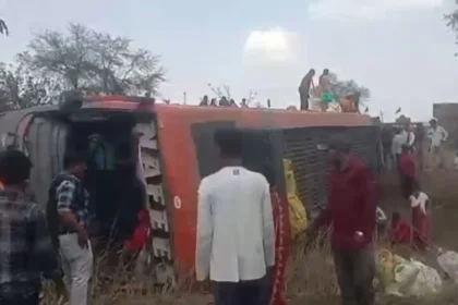 कवर्धा: बस पलटते ही मच गई चीख-पुकार, खिड़कियों के रास्ते बाहर निकले यात्री