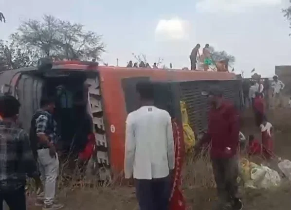 कवर्धा: बस पलटते ही मच गई चीख-पुकार, खिड़कियों के रास्ते बाहर निकले यात्री